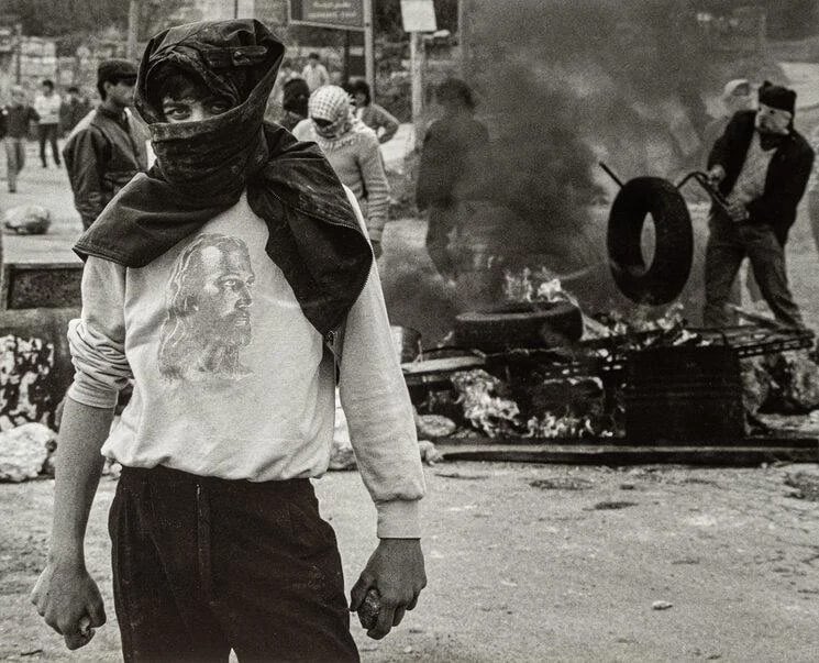 menavisualss's tweet image. A Palestinian Christian during protests against Israeli occupation in Bethlehem, 1988. ☦️🇵🇸