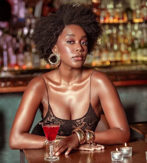 telenewstn's tweet image. 🚨 A atriz Luiza Rosa, umbandista na vida real, falou sobre o desafio de interpretar Kellen, uma jovem evangélica, na novela #TrêsGraças. Ela destacou que encarou o papel com respeito, pesquisa e diálogo para evitar estereótipos, afirmando que a fé vai além da religião. Luiza…