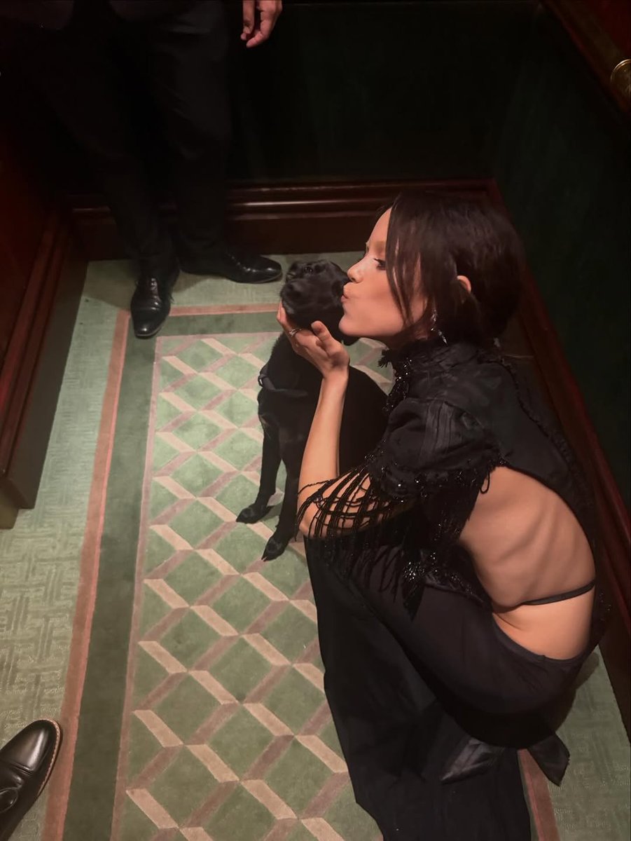 jenna_ethereal's tweet image. JENNAAAAAAAA omggg

Jenna Ortega w mom and Twigs at 2025 Golden Globes 📸Natalie