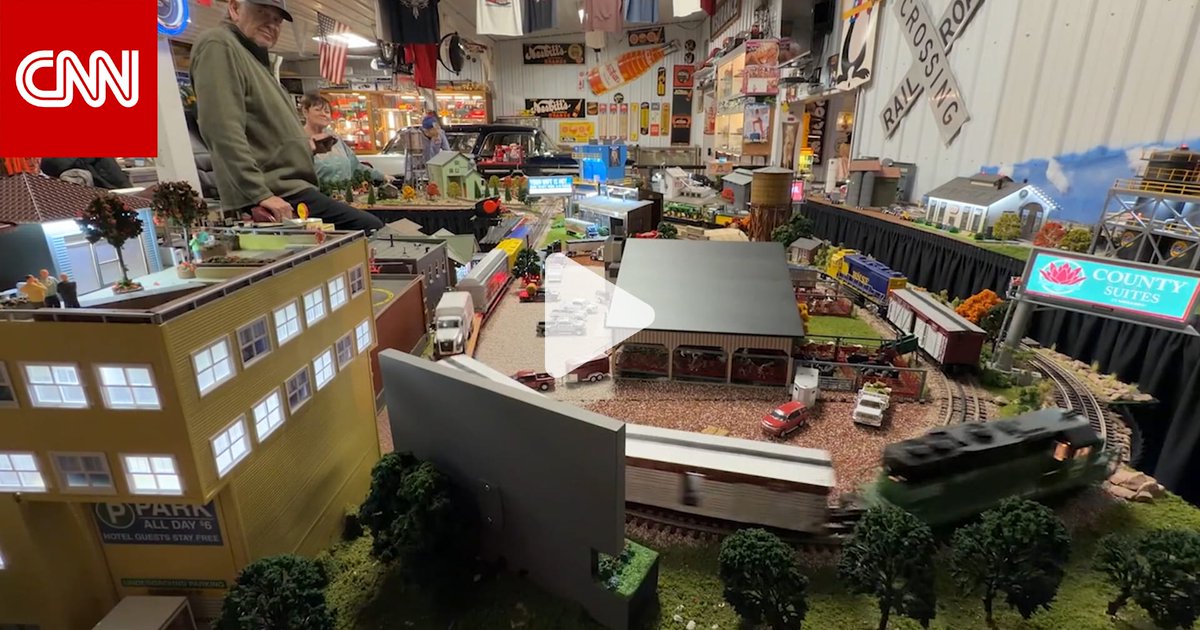 خمس سنوات من العمل المتواصل.. رجل يبني بلدة خشبية مصغّرة، كيف تبدو؟ 