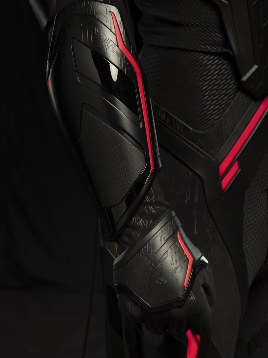 WetaWorkshop's tweet image. Greetings, programs.

In #TronAres, a security program named Ares enters the real world in a high-tech suit: black, form-fitting, with ominously red circuits.

We had the privilege of fabricating Ares’ costume for this third instalment in the Tron franchise from Joachim Rønning.