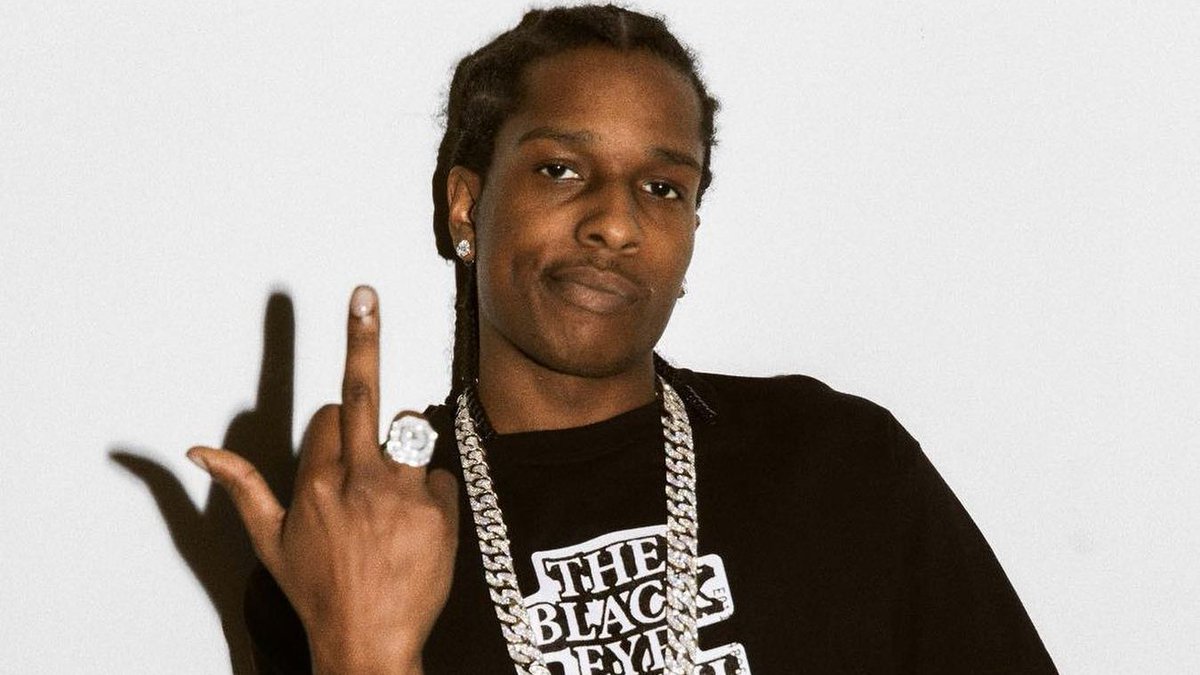 Kurrco's tweet image. A$AP Rocky bailed on his Reddit AMA and then called his own mods clowns 😭 

"YALL MODS ARE 🤡 CLOWNS"