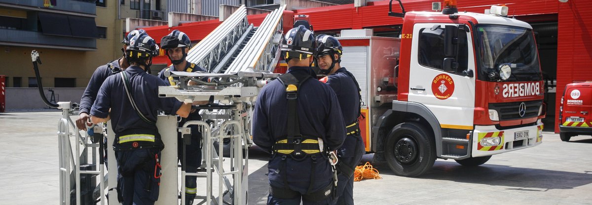 4. Aquest és l'abús del mot ‘persona’: convertir ‘els catalans’ en "persones catalanes"!

I els ‘afeccionats’ han esdevingut "persones afeccionades", els ‘bombers’, "persones bomberes", els ‘pagesos’, "persones pageses", etc.

És ver que hi ha exemples que fan riure!

Que corri.