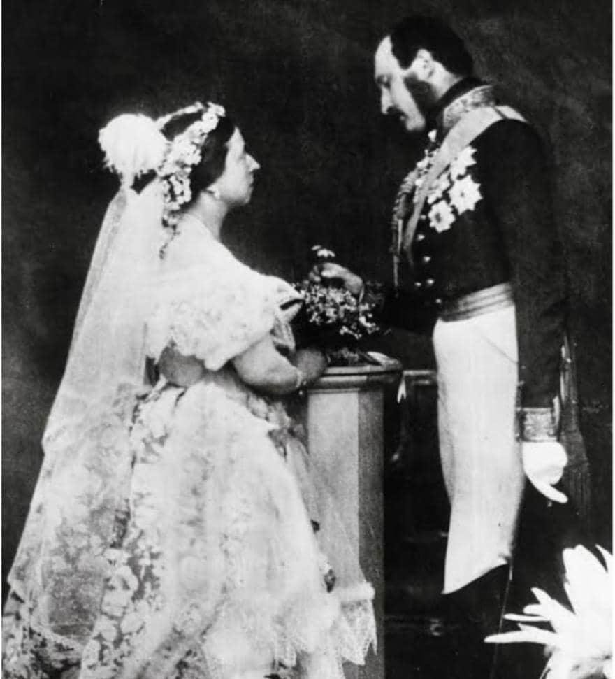 sankofa360's tweet image. First of all, what is known as white wedding which many erroneously call "The Church" wedding was started by Queen Victoria in 1840 when she married her cousin Prince Albert. She wore a white dress and since she was a queen, other affluent brides copied her. 

Somehow, that…
