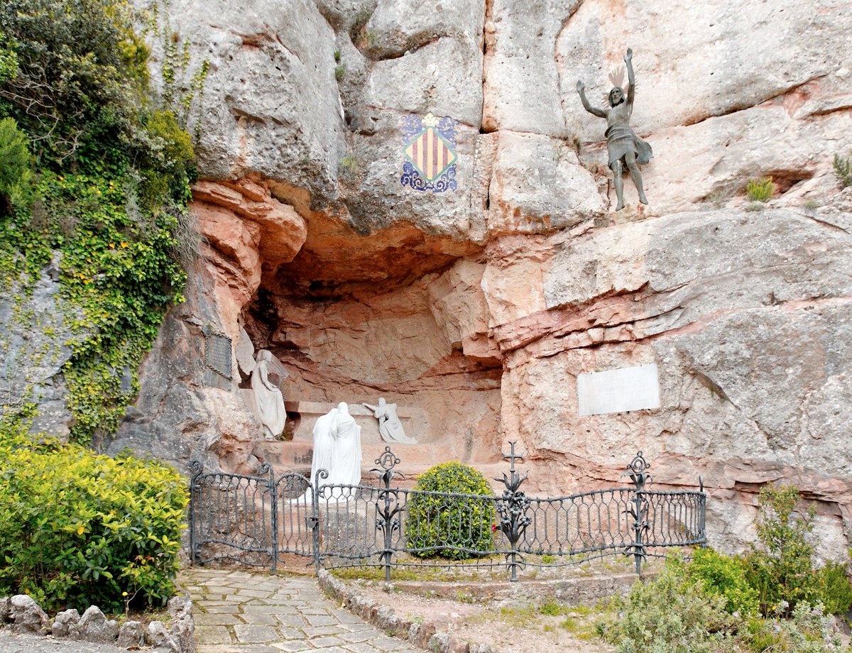 A Gaudí el feren fora de l'obra perquè l'abat creia que el Crist de bronze no era al lloc correcte. Durant molt de temps el Crist estigué sobre la roca fins que el 2017 es recuperà el projecte original de Gaudí i el Crist es posà penjat sobre la cova com mostra el tweet anterior.