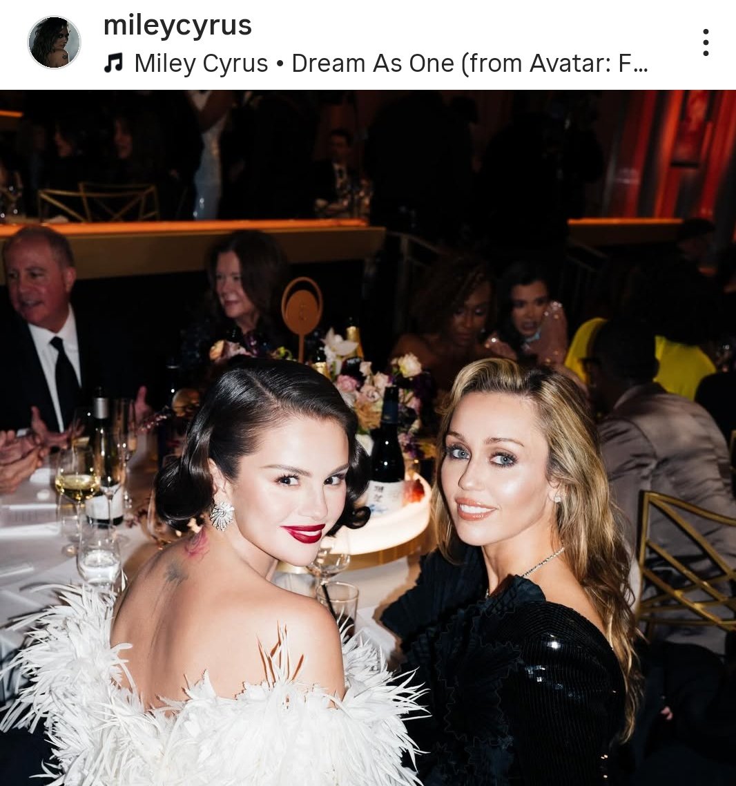 MileyCyrusBz's tweet image. You don't understand how powerful this is. An entire generation waited TWO decades for this friendship.