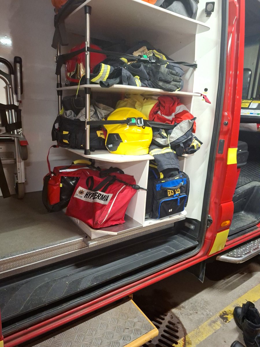 Välillä punaisessa pakettiautossa.