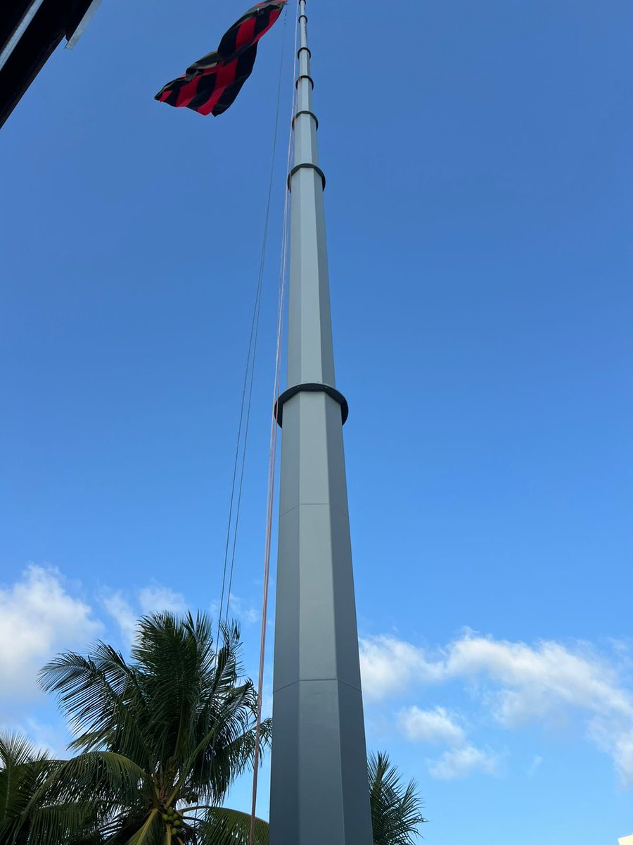 bastidoresport's tweet image. Além do bandeirão ja colocado pela atual gestão, o mastro foi revitalizado e recebeu nova pintura. 

Incrível como Yuri tava deteriorando o clube nos mínimos detalhes.