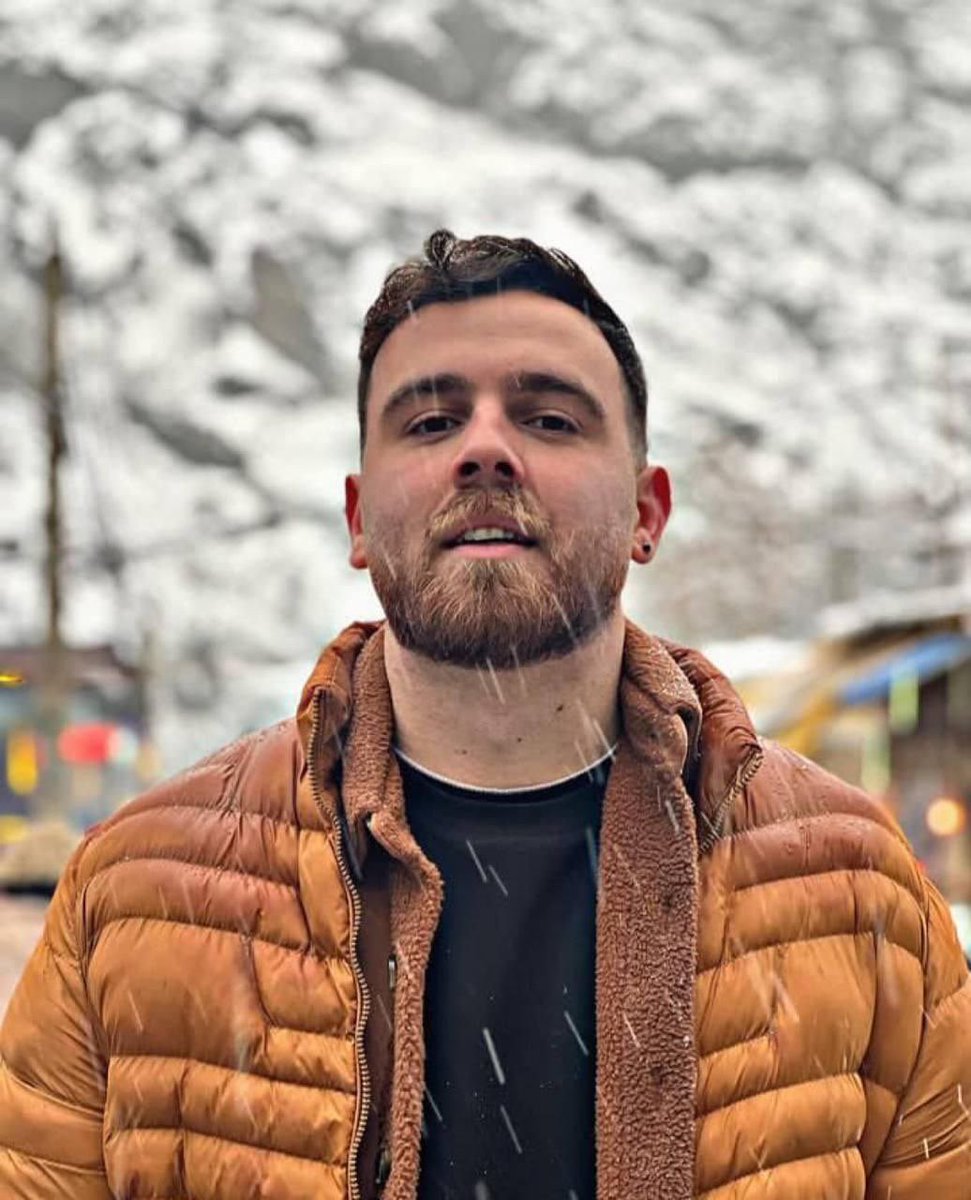 Esta persona se llama Erfán Soltani, fue detenida el 8 de enero,, hace 4 días en las protestas contra el régimen y su familia fue notificada de que este miércoles 14 de enero será ejecutado porque fue condenado a muerte
Cómo leíste, en 6 días esta teocracia fascista que no tiene