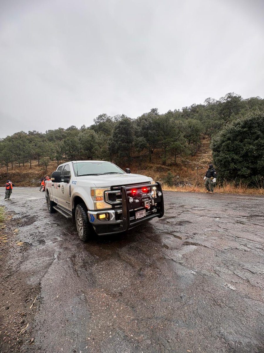 CEPC_Chih's tweet image. Personal de la @CEPC_Chih atendió emergencia en la carretera Chihuahua–Namiquipa (km 30), donde varios vehículos quedaron varados por el congelamiento del pavimento. Se esparció sal en la zona para evitar derrapes y mejorar la circulación. Conduzca con precaución.