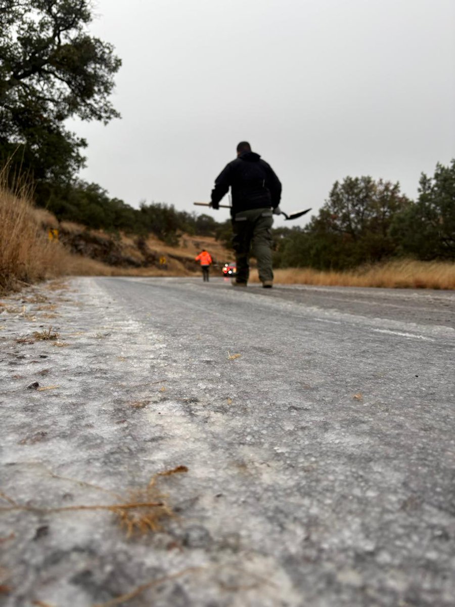 CEPC_Chih's tweet image. Personal de la @CEPC_Chih atendió emergencia en la carretera Chihuahua–Namiquipa (km 30), donde varios vehículos quedaron varados por el congelamiento del pavimento. Se esparció sal en la zona para evitar derrapes y mejorar la circulación. Conduzca con precaución.