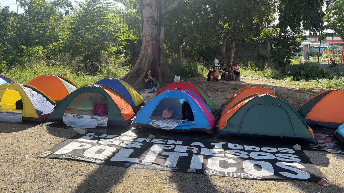 NTN24's tweet image. Familiares de presos políticos en la cárcel de El Rodeo 1 empiezan a llevar colchones para dormir afuera del centro penitenciario y esperar en medio de la incertidumbre y las excarcelaciones a cuentagotas que hace el régimen venezolano.