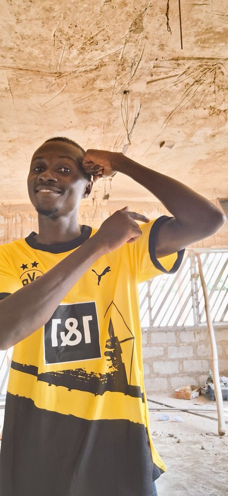 bonsusteven's tweet image. Fan moment with BVB ..
JERSEY GIVEN BY @MSportGhana @FabrizioRomano @Asabob20 
#MSportPassTheLuck #MSportShareThePassion