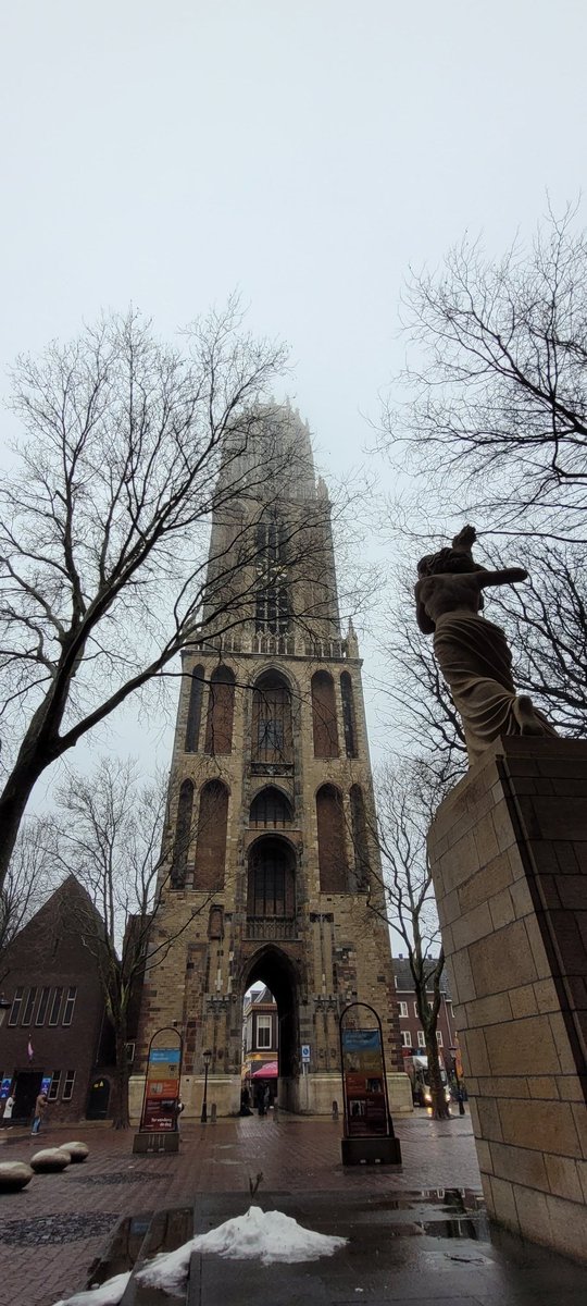 De fragiele hoop op het Domplein. Een groene tak op een smeltende sneeuwhoop. Naast de reuzin van vrijheid. Tegenover de overpowering Domtoren. Wie bedacht het voor wie?