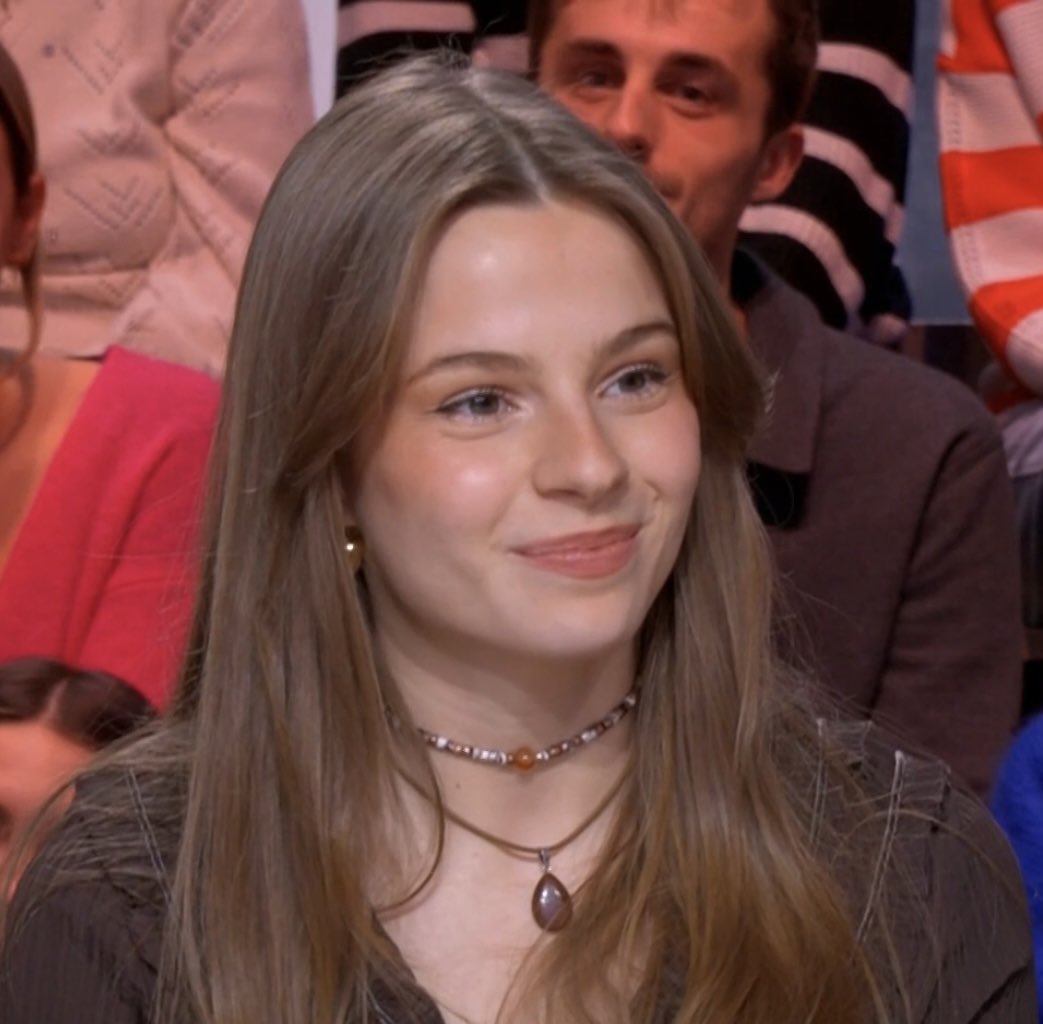 yasmilton's tweet image. anouk sous les lumières de quotidien 🫠