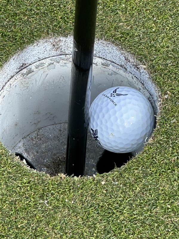 pxg's tweet image. Congrats to @usairforce veteran Yvette Neemann on her first-ever hole in one! 🎯 She was rocking a #PXG hybrid and USAF ball when she made her ace on a par 3, 105-yard hole at @ancalasuper. Honored to have her in our #PXGForHeroes program.