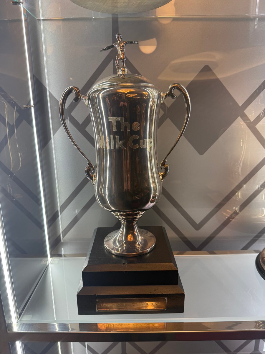 i'm in the boardroom at snfield and i had to take a photo of this wonderful cup that ⁦<a href="/OUFCOfficial/">Oxford United</a>⁩ won 1986 👏👏👏What a day that was