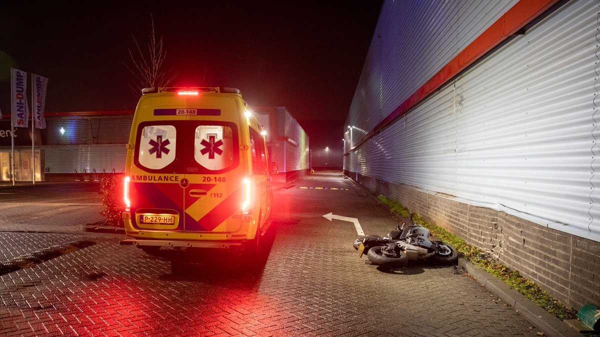 Motorrijder gewond na botsing tegen muur van bouwmarkt