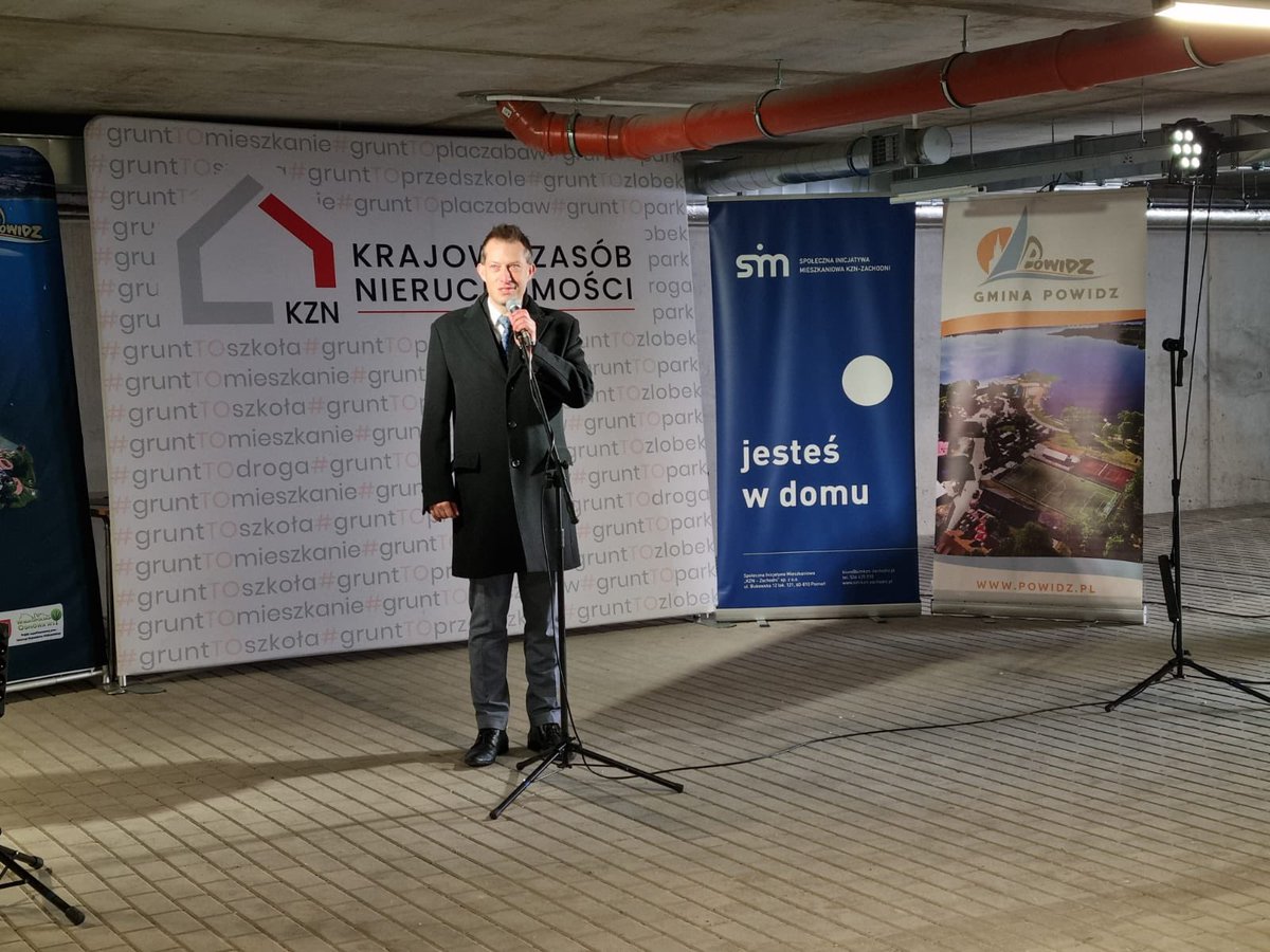 Gwit_Jakub's tweet photo. Uroczyste przekazanie najemcom 37 mieszkań zrealizowanych w ramach  Społecznej Inicjatywy Mieszkaniowej KZN Zachodni  w #Powidz z udziałem wiceministra @MRiTGOVPL  T.Lewandowskiego, Posła Z. Dolaty, Prezesa @KZN_GOV_PL 

https://t.co/xsdoNjI9bZ https://t.co/D60WfAXEOb