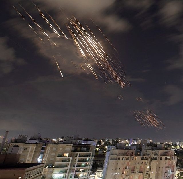 "Bekleyin, şüphesiz bizde bekliyoruz."

-Hud Suresi 122. Ayet