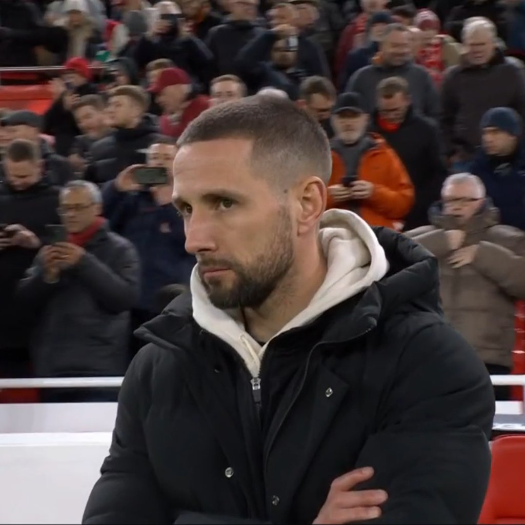 TouchlineX's tweet image. 📸 - The Barnsley manager looks a wee bit like Chris Martin, the Coldplay lead singer!