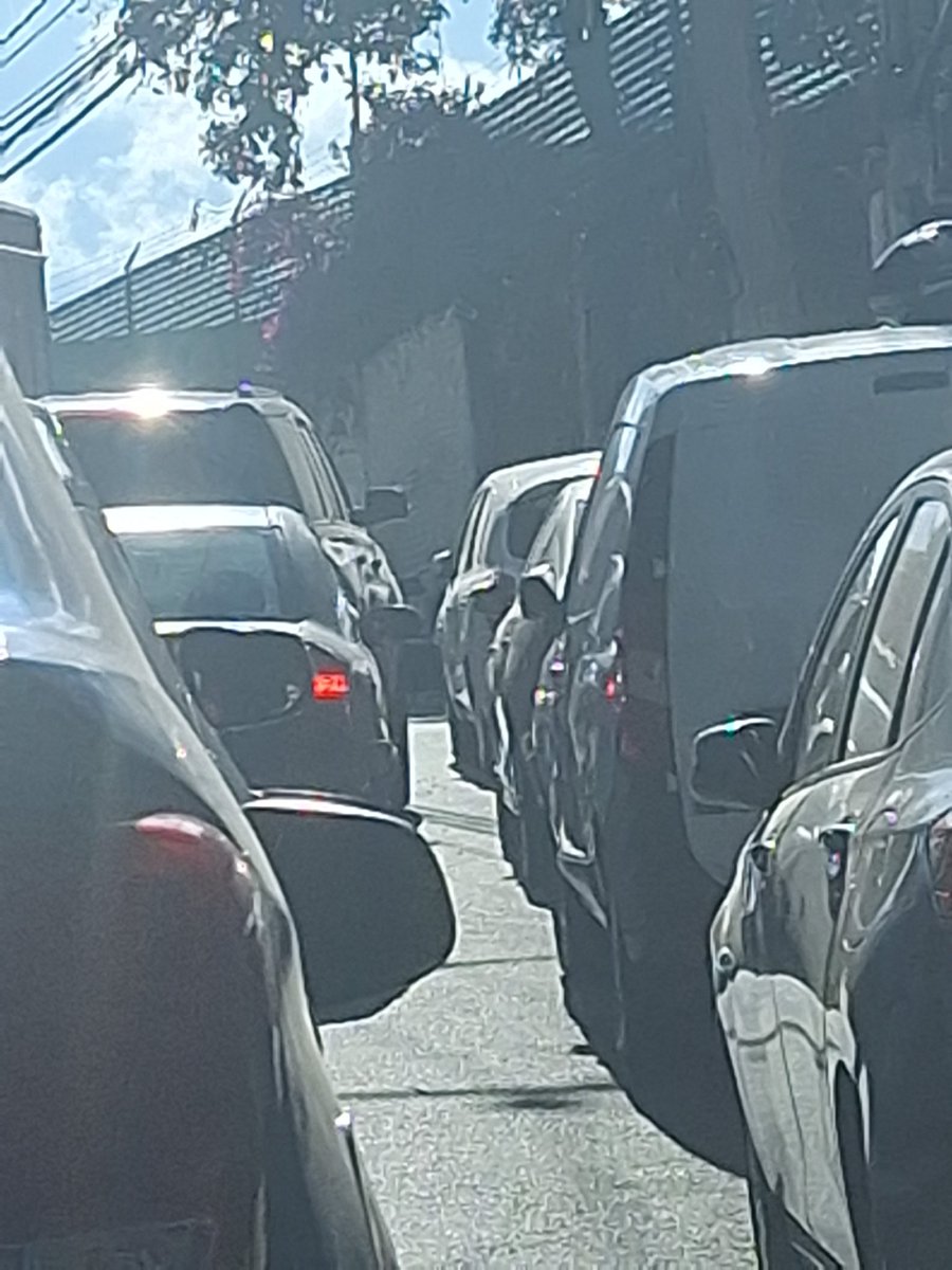 AMINRIC's tweet photo. Apoyo vial en av las flores entre barranca pilares y flor de maria autos estacionados en banqueta @OVIALCDMX @SSC_CDMX @UCS_GCDMX #TransitoCDMX https://t.co/9Vx07H9OCV