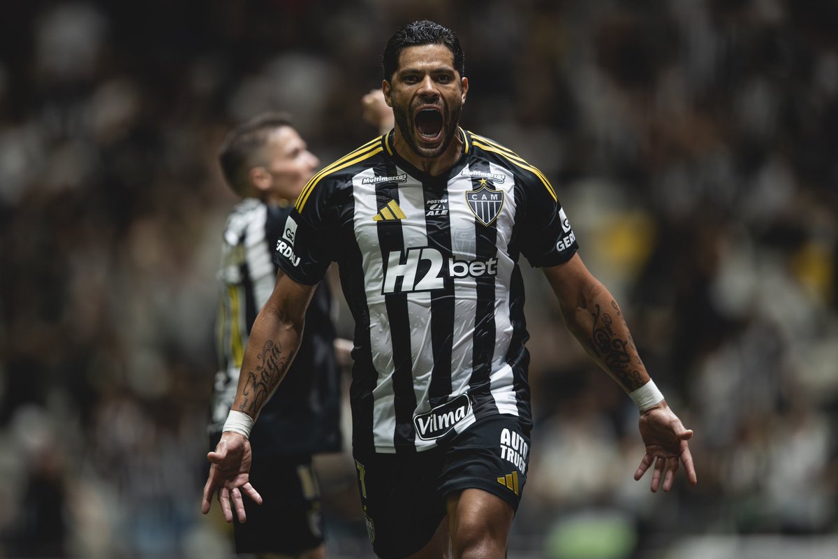 CentralDoCAM's tweet photo. ⚠️ Agora!

Galo e Fluminense estão muito perto de fechar o acordo pela transferência de Hulk, e o Alvinegro já sinalizou exigências para destravar o negócio entre os clubes.  

Entre os termos discutidos está a condição de que o camisa 7 não jogue contra o clube mineiro em 2026, um jogo de despedida do atacante na Arena MRV e participação do Galo em negociações de futuros talentos da base do Fluminense.  

🗞️ @geglobo | @laurarrezende 
📸 Pedro Souza/Atlético-MG