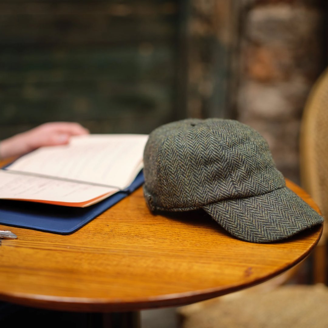 Hanna_Hats's tweet image. Our Baseball Cap Tweed is the perfect winter companion 🧢 

#hannahats #since1924 #tweedcap #baseballcap #winterfashion #mensfashion #tweedhat #mensstyle