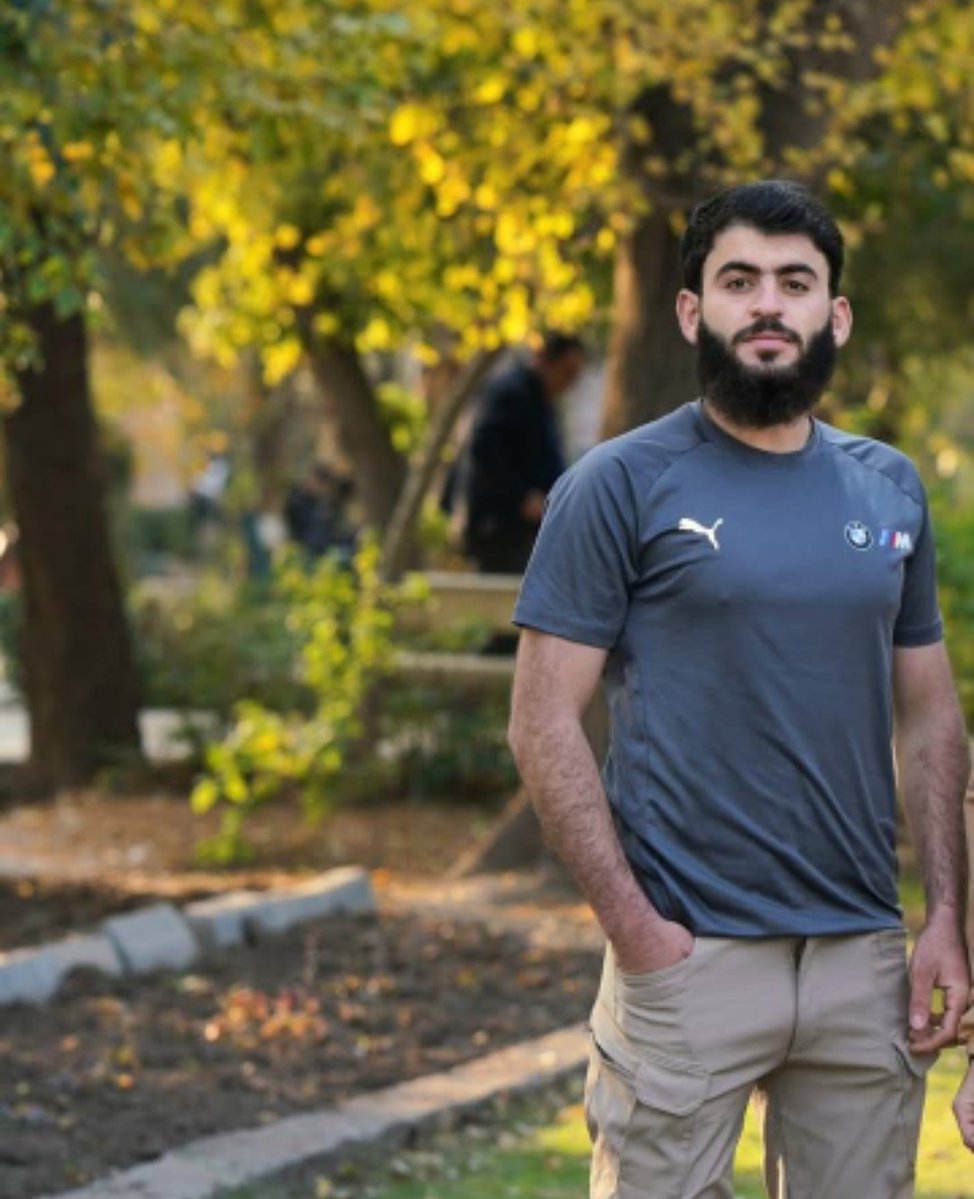 مجموعة شباب في إقليم كردستان العراق يقبضون على عامل سوري ويعذبونه ببث مباشر على أحد وسائل التواصل الإجتماعي تحت مرأى ومسمع سلطات الإقليم
هذه السلطات التي قامت البارحة باعتقال سوريين لأنهما يضعان علم بلادهما داخل غرفة يستأجرانها في منطقة السليمانية..
سبق ونشرت صور المعتقلين ولا