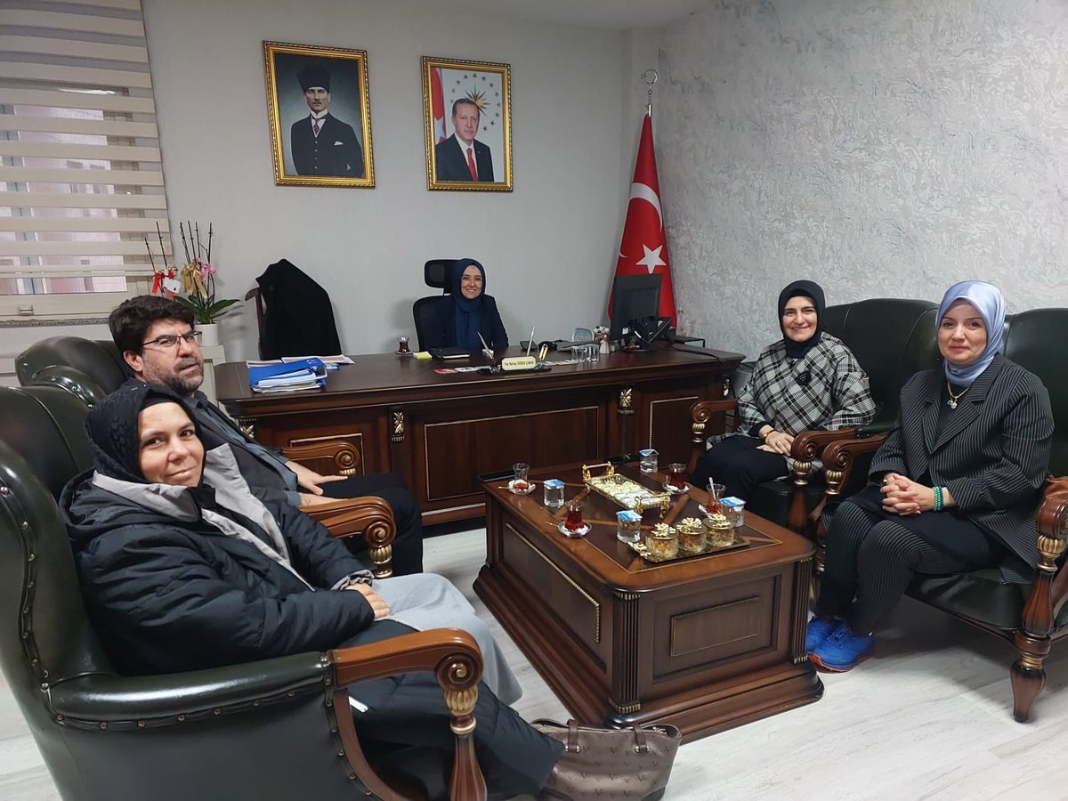 Şanlıurfa Vali Yardımcımız Sn. Nur Sevinç Özbek Çakas’ı makamında ziyaret ettik.

Kadın Kamu Görevlilerimizin, Aile merkezli bir çalışma hayatına dair beklentilerini ve Valilik bünyesinde yürütülen çalışmaları görüştüğümüz verimli ve samimi bir sohbet oldu..

Kabulleri ve