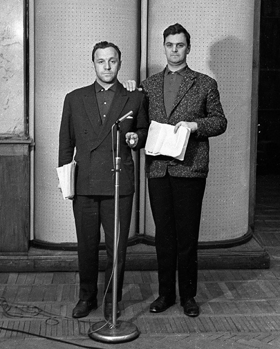 HistoryFoto's tweet image. Михаил Ульянов и Юрий Яковлев в студии Гостелерадио. СССР. 1960-е.