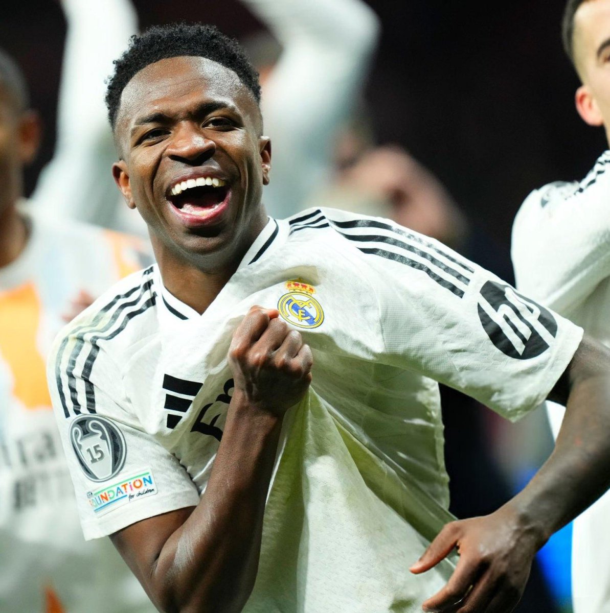 AdriRM33's tweet image. 🗣️ TONI KROOS: "Lo único reseñable del CLÁSICO pasó gracias a VINÍCIUS, porque generaba espacios o porque la liaba él solo. Si pretendes que sea determinante, lo necesitas en la izquierda. Todo el peligro nació gracias a él."

👏🏻👏🏻👏🏻