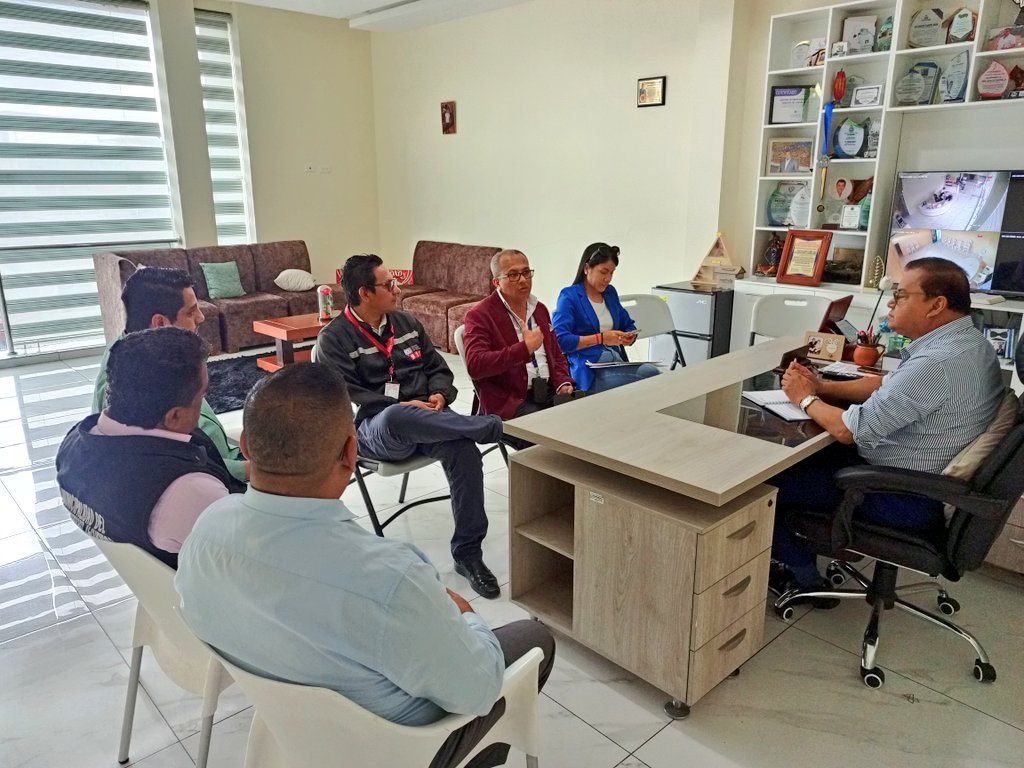 ecu911sambo's tweet photo. #Ventanas/
En un trabajo conjunto entre el @ECU911_ y el @gadventanas, se ejecuta la renovación de puntos de #VideovigilanciaECU911 en zonas estratégicas del cantón, cuyos equipos ya cumplieron su vida útil.

El alcalde Carlos Carriel realizó la entrega oficial de los nuevos dispositivos al jefe del #ECU911 en esta jurisdicción, @raulfalcont. Estas acciones articuladas fortalecen la seguridad ciudadana y la atención de las emergencias en territorio.
