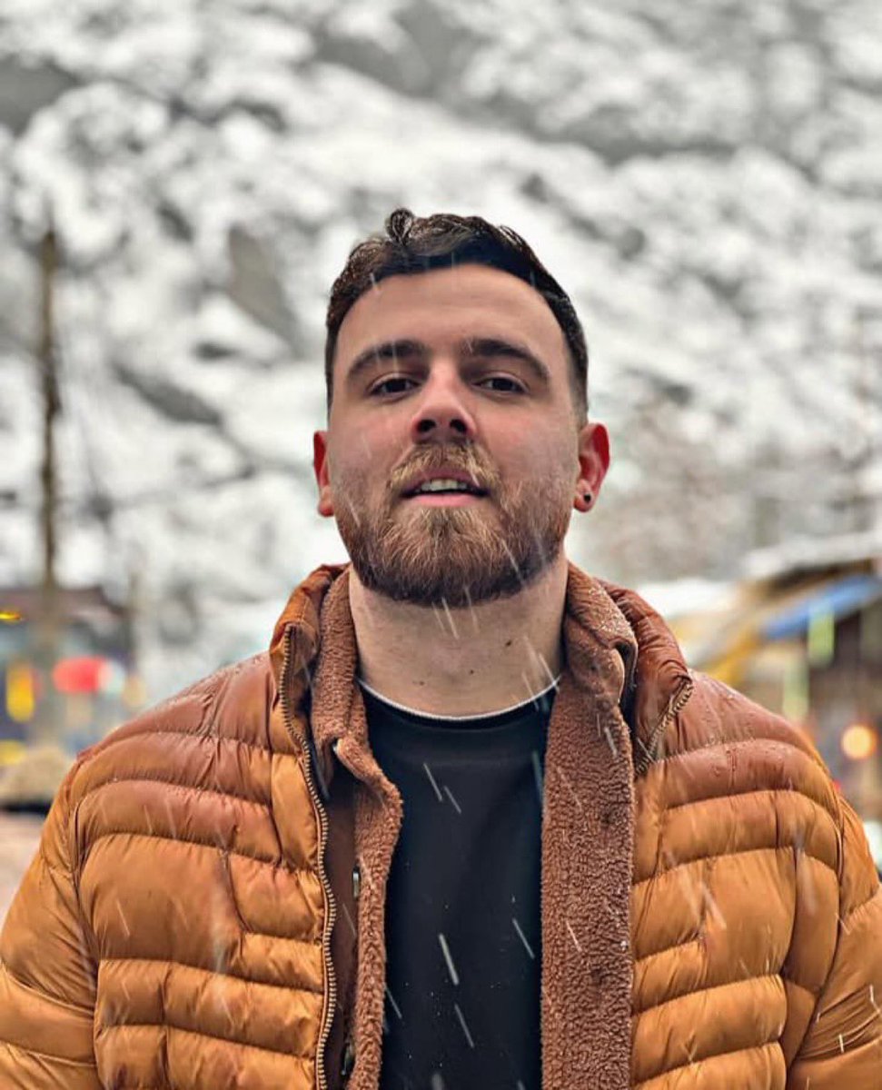 makmahyar's tweet image. لیست اورژانسی برای عرفان سلطانی. ‼️ لطفا تا میتونید صداش باشید. اگه بتونیم براش اسپانسر سیاسی پیدا کنیم اعدام کردنش برای ج.ا‌ خیلی سخت می‌شه.
این پسر فقط ده دقیقه با خونوادش صحبت کرد. هیچ دادگاه و وکیلی هم براش برگزار نشد. هر لحظه براش حیاتیه

#DigitalBlackoutIran 
#Erfan_Soltani