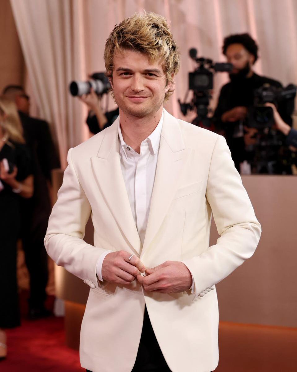 exatv's tweet image. 🔥🎬 #JoeKeery no se quedó callado.
El actor de #StrangerThings criticó duramente al presidente #DonaldTrump por su respuesta al tiroteo fatal de un agente de #ICE contra una mujer en Minneapolis 📍 y lo llamó a actuar: “Cero decencia humana, detengan a este hombre”, escribió…