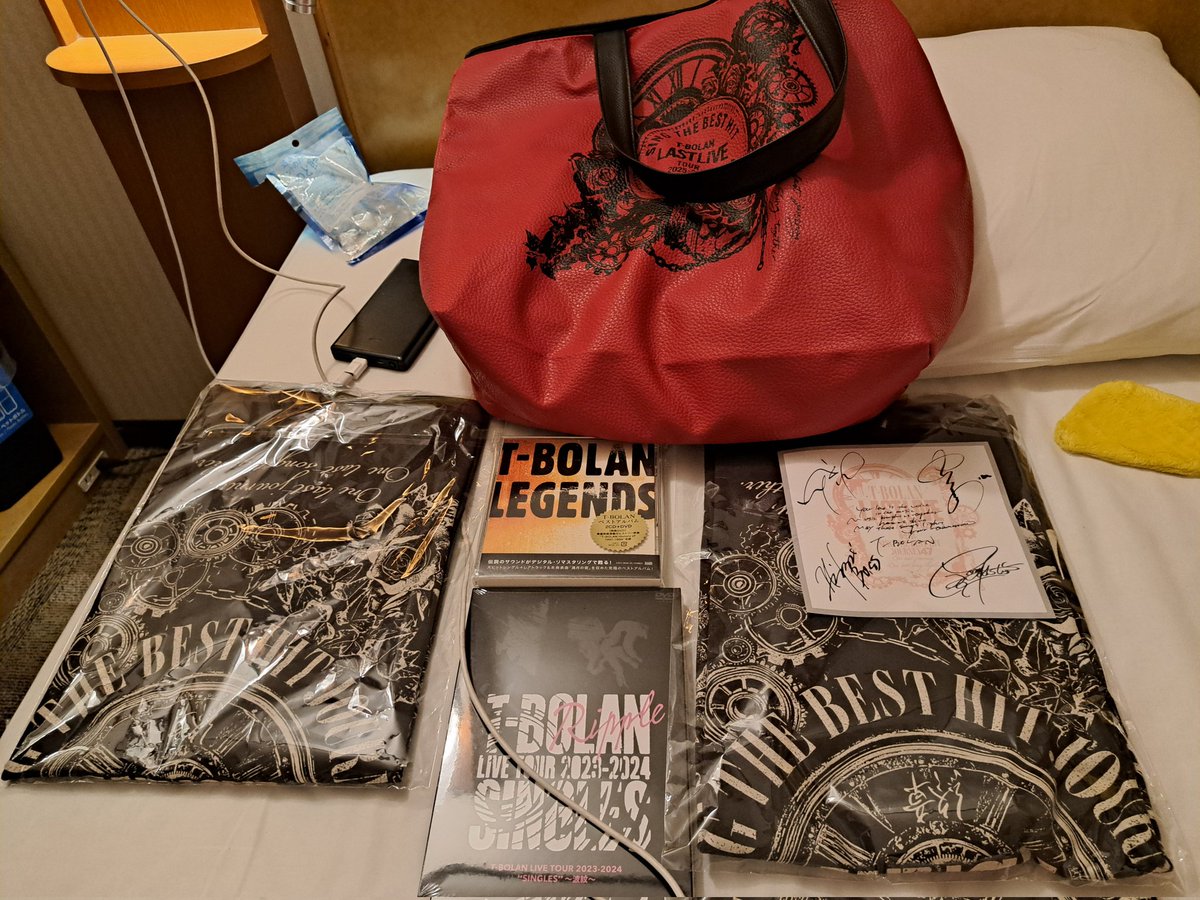 Xhidejapan's tweet image. #TBOLAN
#長野市芸術館メインホール
  #LASTLIVE
 #長野
DAM企画以外の感想を。妻は人生初ライブでしたがとても大満足な様子でした(*´ω｀*)また来ます！キーホルダー、被らなくて良かった！記念に色々買ってしまった。DAM企画の写真とLOVEの8インチCD、その他色々飾ろうかと！