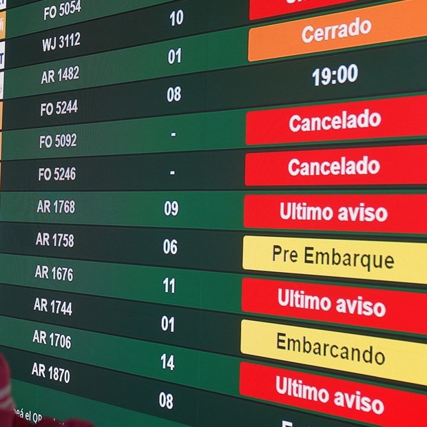 clarincom's tweet image. FLYBONDI CANCELÓ 125 VUELOS EN CUATRO DÍAS Y AFECTÓ A MÁS DE 22 MIL PASAJEROS

En el inicio de la temporada alta, la aerolínea suspendió una cuarta parte de su programación por problemas operativos y de flota, mientras operó poco más de 520 vuelos y trasladó a 94.000 personas.…