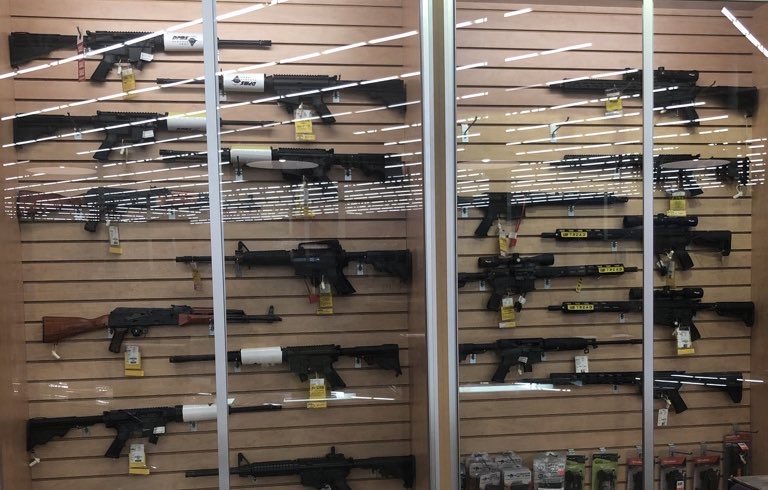 خانه خليلي
صاحب الدكان 
#على_كل_لون_يا_باطسطة