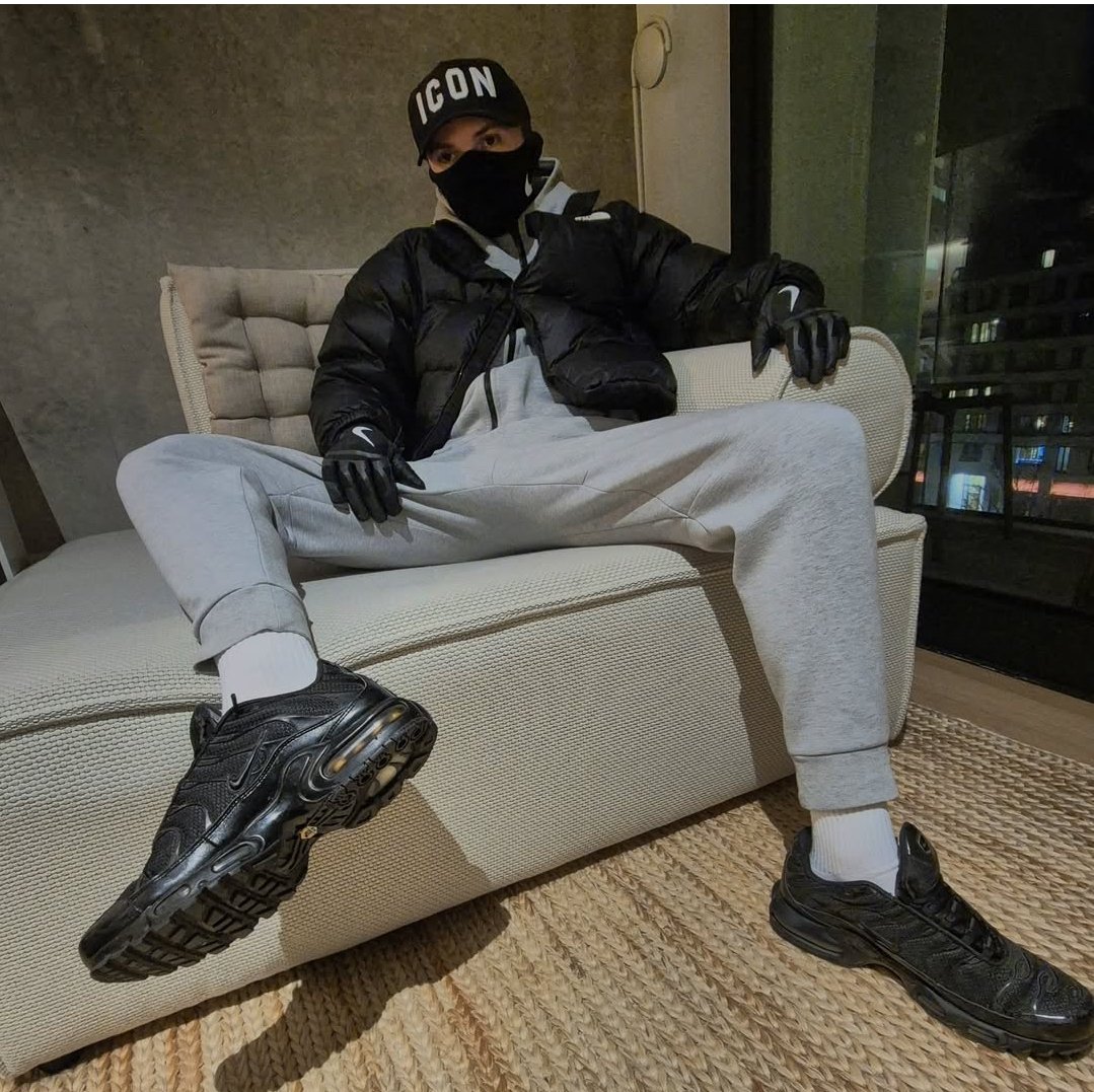 JakeTyler_Alpha's tweet image. Let's not pretend I don't know where you're looking... 

#findom #Master #cashfag #cashmaster #tribute #Alpha #worship #finsub #cashdrain