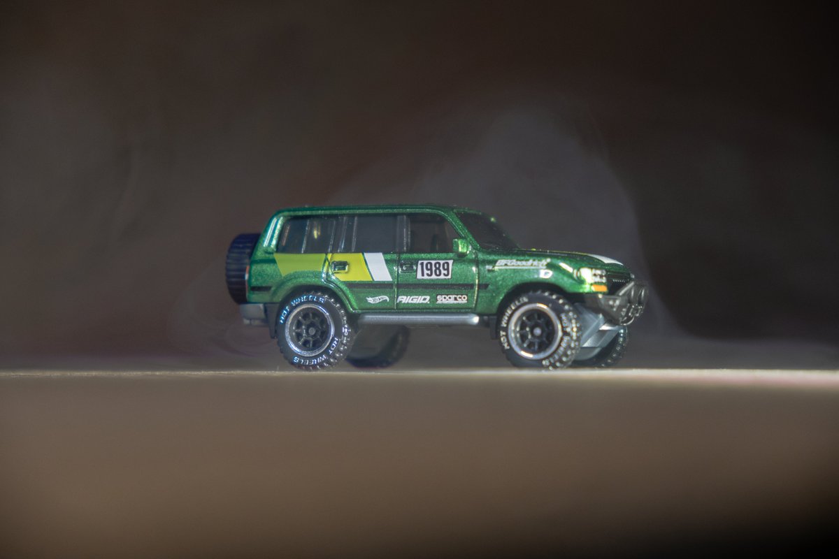 Коли немає світла, настає час знімати дичину. Машинка Hot Wheels, картонки, ліхтарики