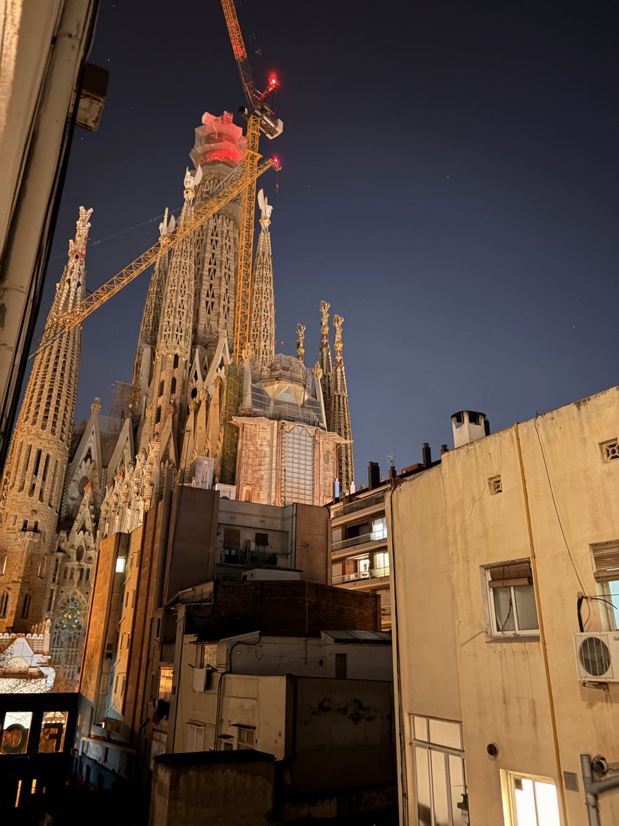 Uchaaee's tweet image. 숙소 사그라다 파밀리아 뷰 미쳤다ㅏㅏ