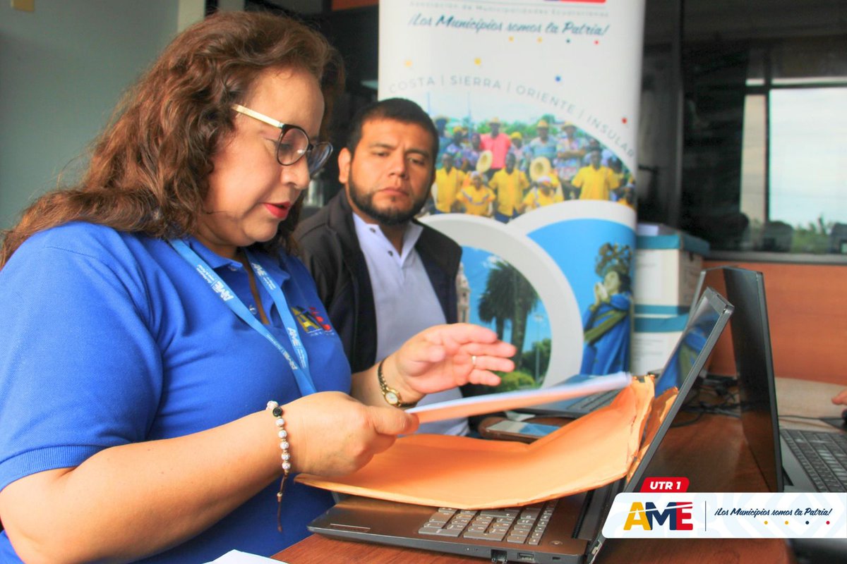 AMEcuador's tweet photo. 🤝En reunión de trabajo con el presidente de la #UTR1 y alcalde de #Cascales, Wilson Sanmartín, se entregaron los estudios y diseños del proyecto de regeneración urbana, en el marco del convenio interinstitucional con la #AME.
Somos la #NuevaAME https://t.co/hIhnAKSh8J