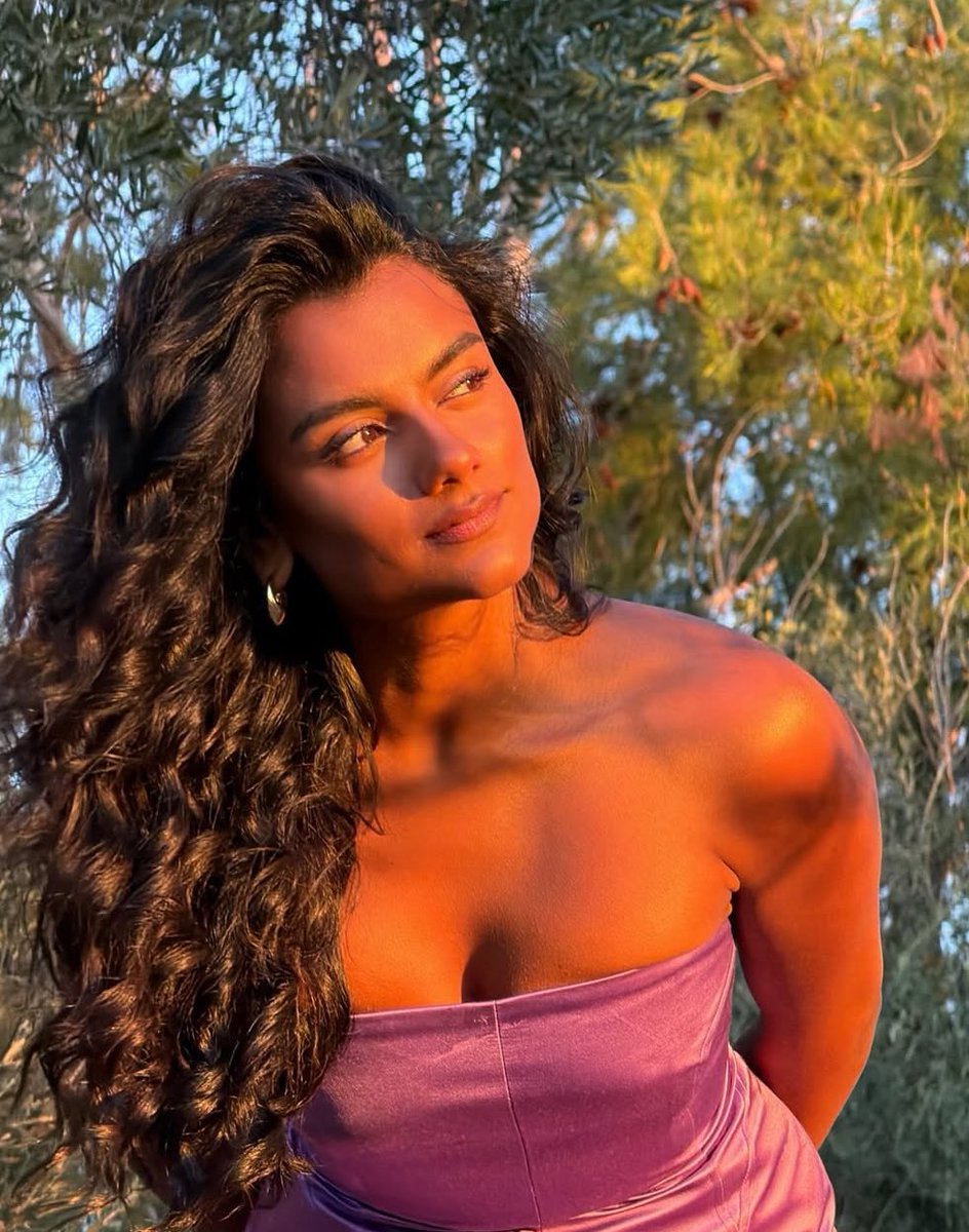 FreshOutTheTon's tweet image. that PURPLE?! Welcome back KATE BRIDGERTON