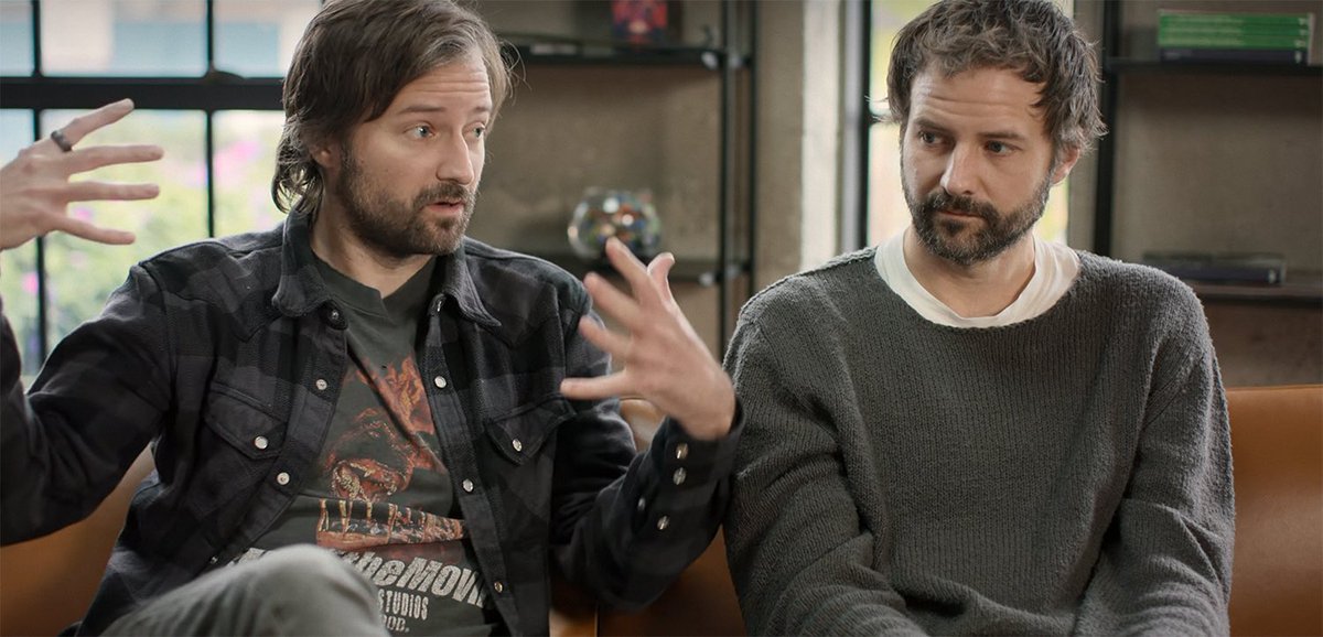 PreviouslySerie's tweet image. #StrangerThings5 #StrangerThings 

⚠️ATENCIÓN⚠️

¡¡LO INDEFENDIBLE HA OCURRIDO!!

En el documental de la serie se ha revelado que los hermanos Duffer NO habían terminado el guión del capítulo final cuando comenzaron a grabarlo…

Sinceramente no entendemos muchas decisiones que…