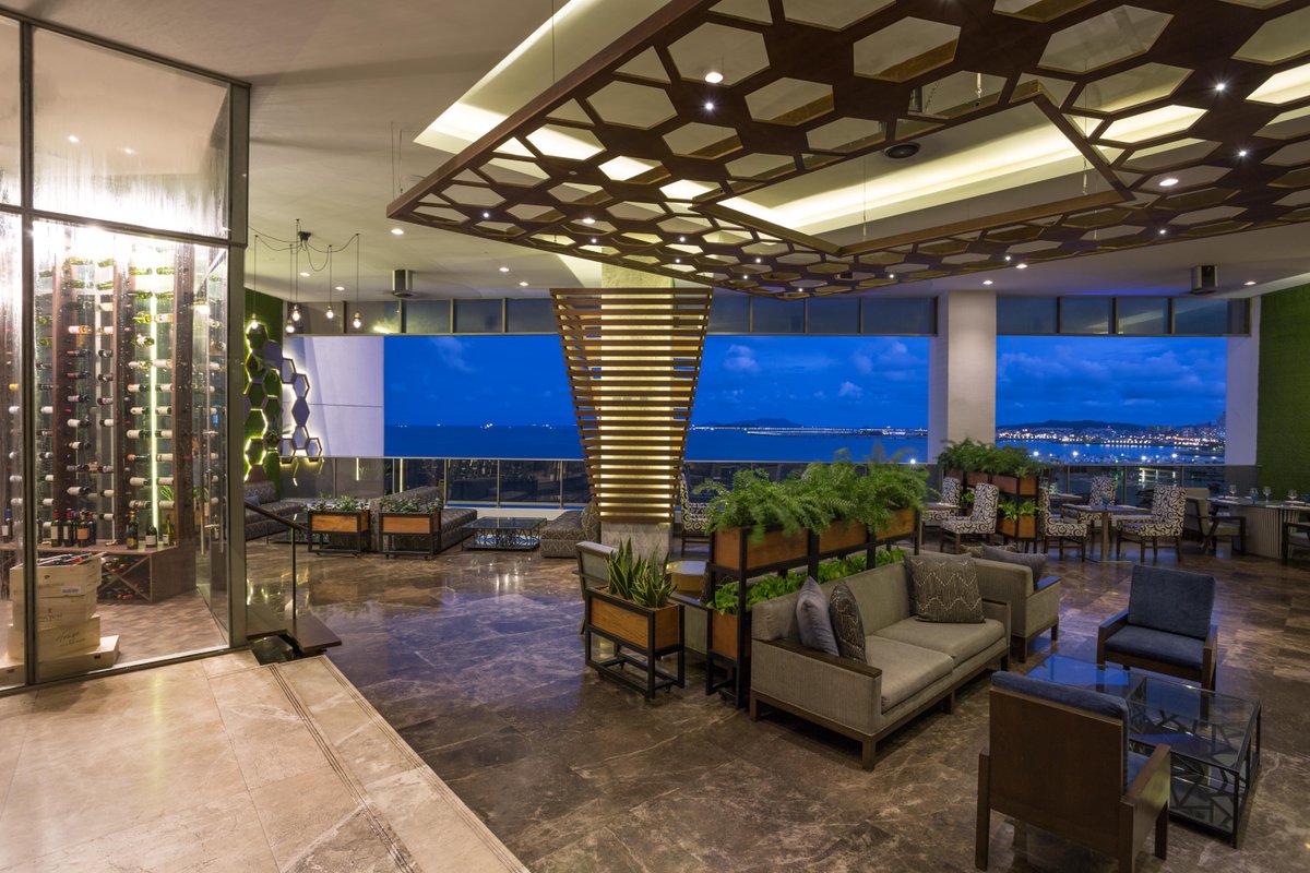At Niba, every bite tells a story of Panama. A culinary experience inspired by local ingredients, natural flavors, and thoughtful techniques—served with stunning views of the bay.