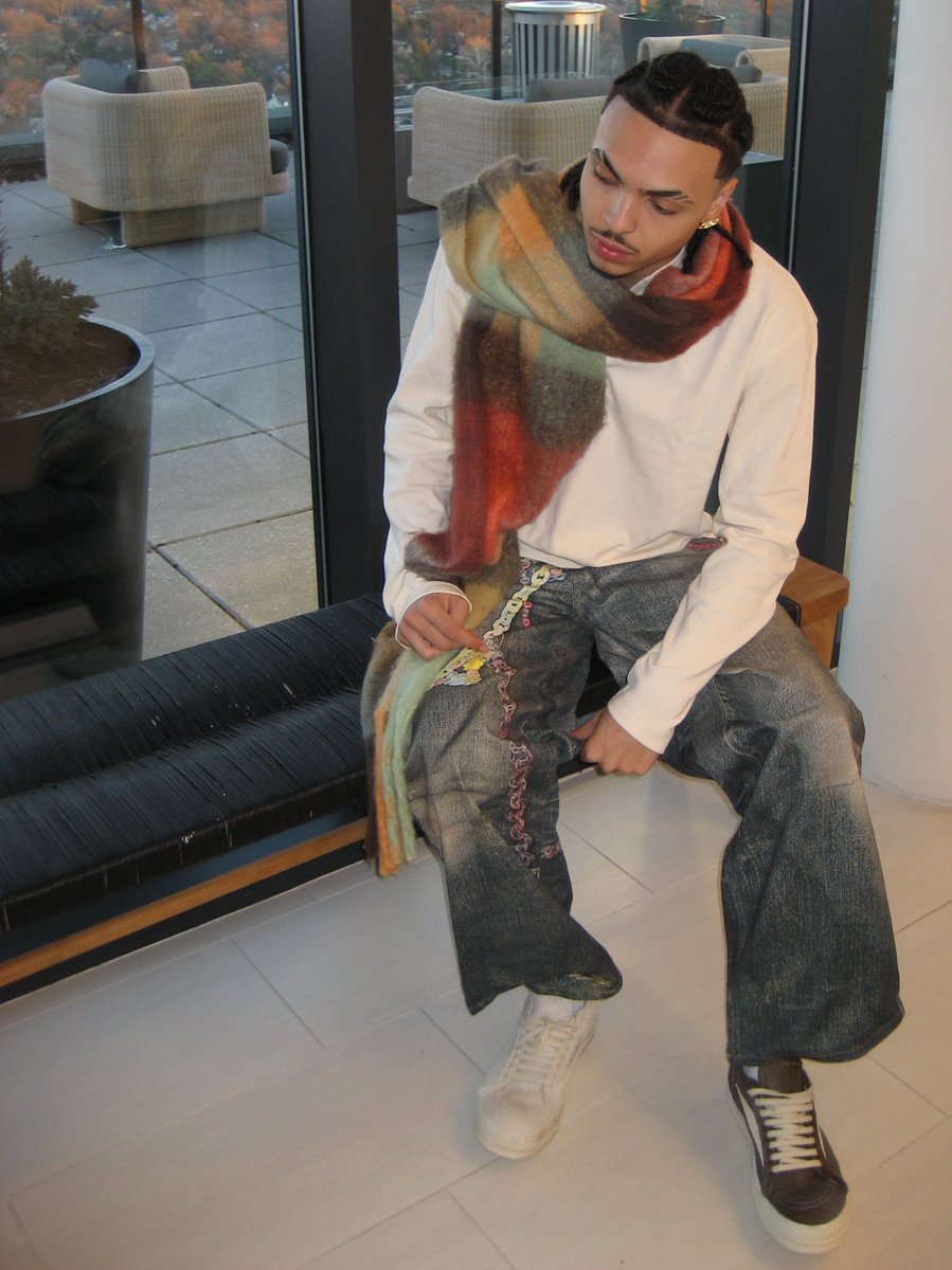 gvanchi_'s tweet image. this pretty boy shi too easy #acne