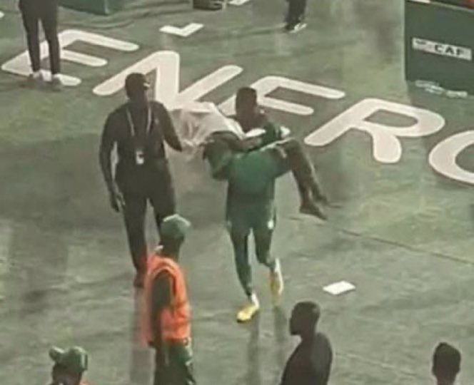 sergetrevorr's tweet image. Inao au moins quand il pleurait il est sorti avec dignité 

Y’en a un Sénégalais tellement la Côte d’Ivoire l’a traumatisé, ils l’ont soulevé pour le faire sortir on dirait sac de riz
😭😭😭😭😭😭😭😭😭😭😭