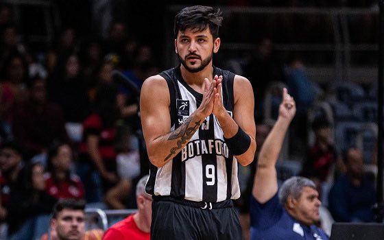 O Flamengo acertou a contratação do ala Ramiro Santiago, ex-Botafogo.

“Mas o Flamengo não tem já 4 gringos para o NBB, Turnover?”

Tem, mas na BCLA o limite é maior, e com Shaq Jonhson machucado, Flamengo foi atrás de alguém que possa compor seu elenco.

Ele só jogará BCLA.