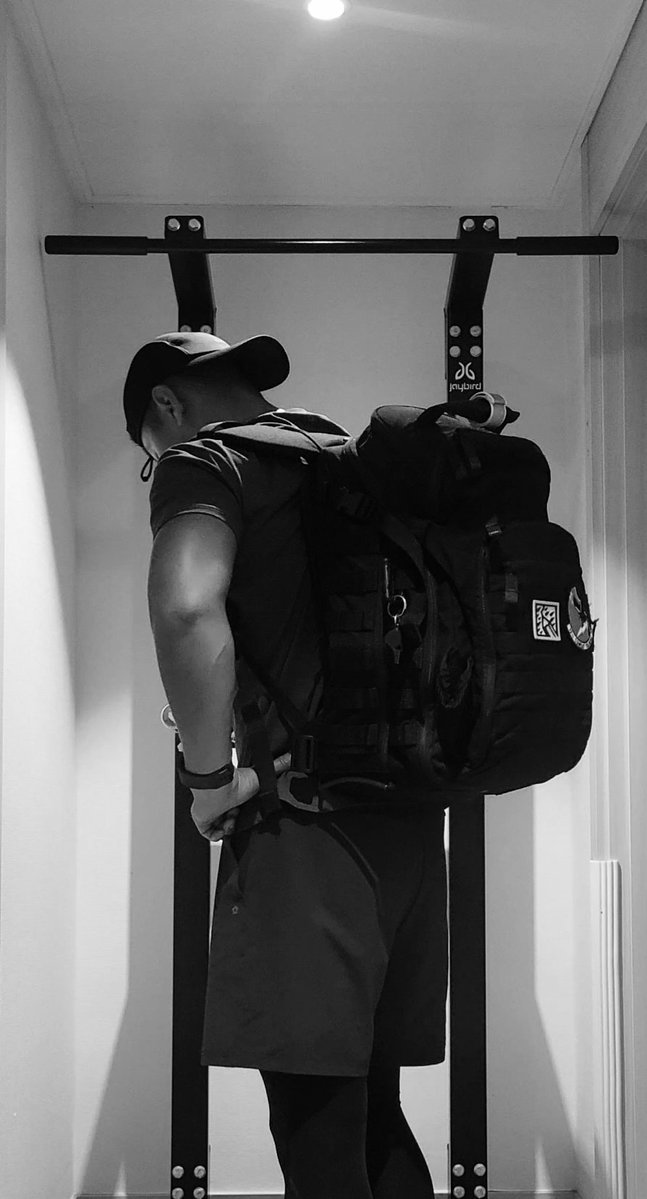 Rhayuumi's tweet image. 내가 매일 턱걸이를 빠짐없이 하는 이유

허리를 단단히 감싸주는 흉요근막을 보호하기 위해 활배근을 강화할 수 있고,
일상에서 손쉽게 실천 할 수 있는 최적의 방법이기 때문임.

남자들은 특히 활배근을 키우면 상체가 역삼각형으로 보여 옷 태가 더 남.