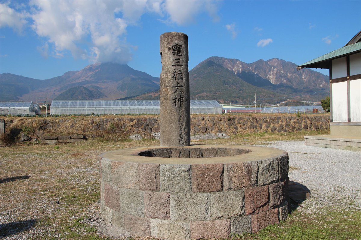 島原市中安徳町丁 八幡神社

今日は「ピース記念日」v(´∀｀*v)ﾋﾟｰｽ
　って、たばこ「Peace」が発売されたからだとの事